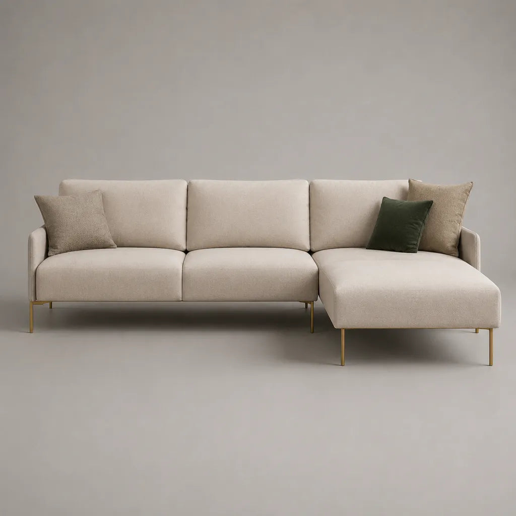 Divano angolare 3 posti in tessuto beige con gambe in metallo color oro e penisola destra, 260 x 150 x 85 cm