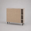 Credenza in legno e rattan intrecciato con 2 ante e 3 vani aperti, frassino naturale, nero e ottone, 120 × 40 × 100 cm